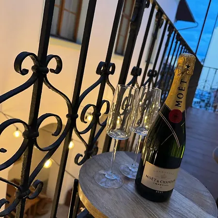 Exclusive Design Apartment & Town Centre & Free Parking & 12 Pm Checkout