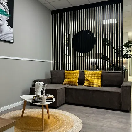 Exclusive Design Apartment & Town Centre & Free Parking & 12 Pm Checkout