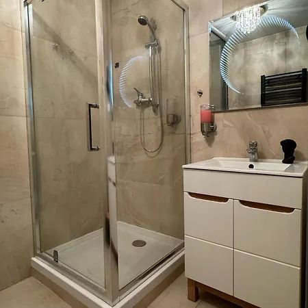 Exclusive Design Apartment & Town Centre & Free Parking & 12 Pm Checkout *