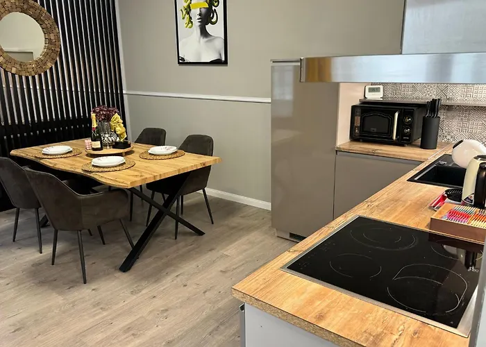 Exclusive Design & Town Centre & Free Parking & 12 Pm Checkout 아파트