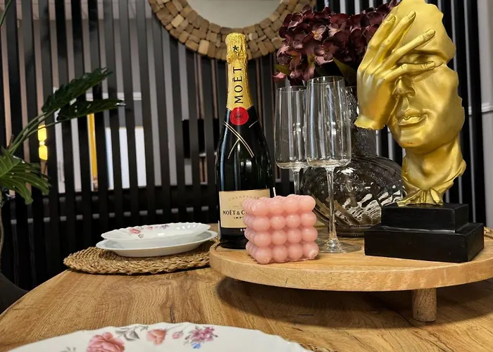 Exclusive Design & Town Centre & Free Parking & 12 Pm Checkout 아파트 트르나바